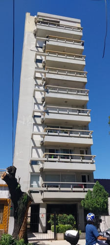 Alquiler De Semipiso De 2 Ambientes, Al Frente, En El 8vo. Piso, Totalmente Luminoso