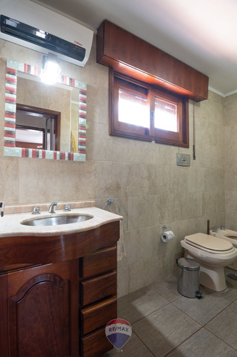 Venta Casa 5 Dorm Cochera Poeta Lugones Cba