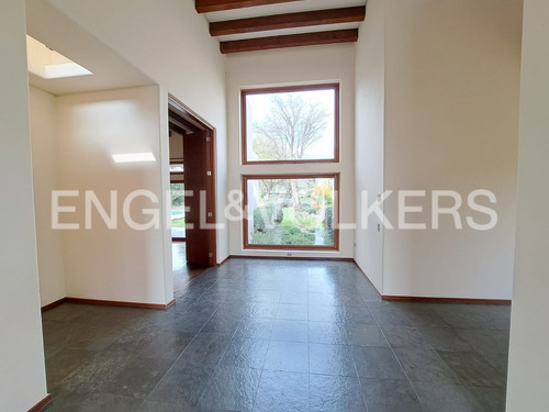 Hacienda, Borde Cancha. Excelente Casa En Venta