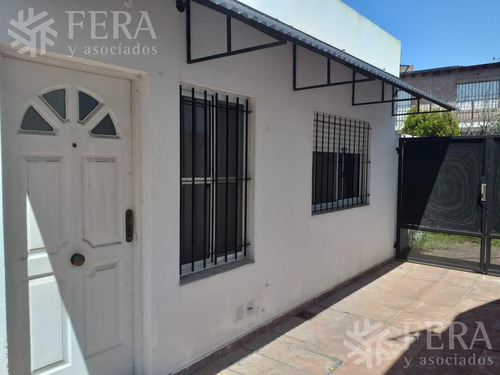 Imagen 1 de 11 de Venta De Departamento Tipo Casa 2 Ambientes En Bernal (11592)