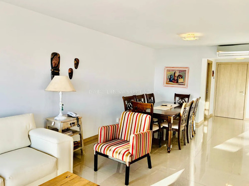 Hermoso Apartamento De 2 Dormitorios En Venta En Edificio Onix, Punta Del Este