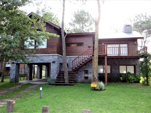 Casa En Carilo Sobre El Golf Con Pileta Y Canchita De Fútbol