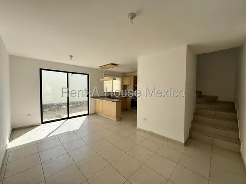 Renta. Casa De 3 Recámaras Con 1 En Planta Baja - Zákia | Rahqro