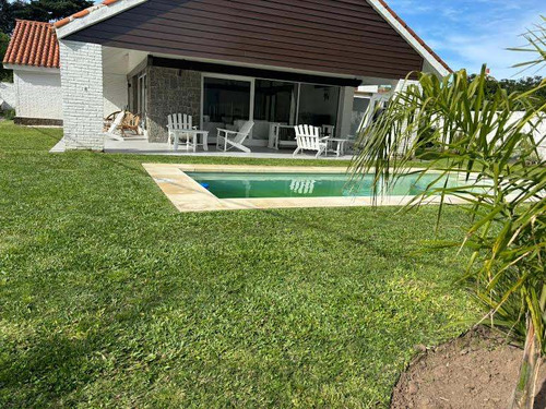 Casa En Alquiler Temporario De 5 Dormitorios C/ Cochera En Playa Mansa