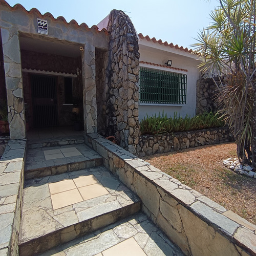Casa En Venta Trigal Norte. Una Planta Calle Semi Cerrada.hg