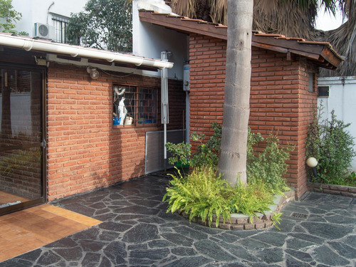 Espectacular Casa De 4 Ambientes Con Amplio Fondo Parque
