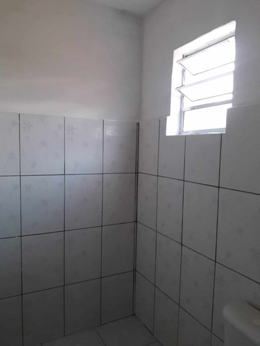 Casa Com 3 Cômodos, 1 Banheiro, Lavanderia, Quintal Amplo.