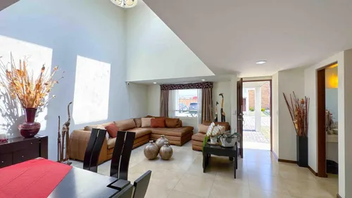 Casa En Venta En Calimaya, Con Excelente Mantenimiento.