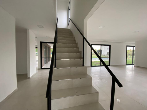 Casa 4 Amb C/ 2 Cocheras Y Pileta - Terravista