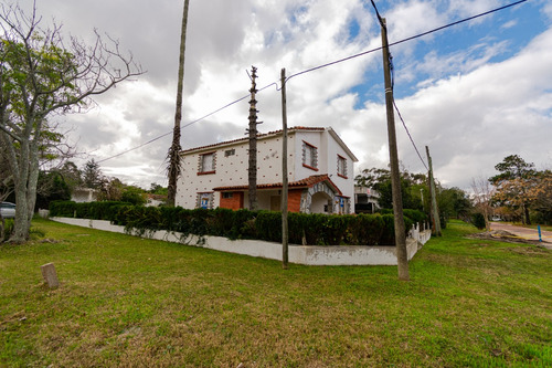 Venta Casa Atlantida, Una Cuadra De La Playa, Fondo, Parrillero, Cochera.