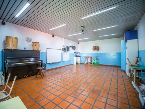 Importante Propiedad Comercial Para Varios Fines Educacion.