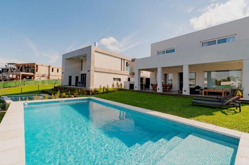 Espectacular Casa Con Vista A La Laguna En Nordelta - 355 Mtrs Totales 