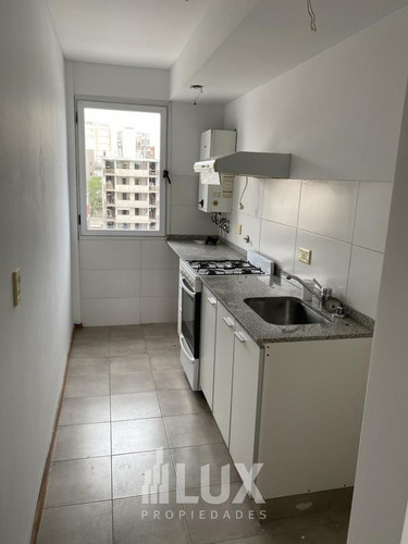 Imagen 6 de 30 de Venta Departamento Un Dormitorio Al Frente Con Balcón Y Cochera - Centro