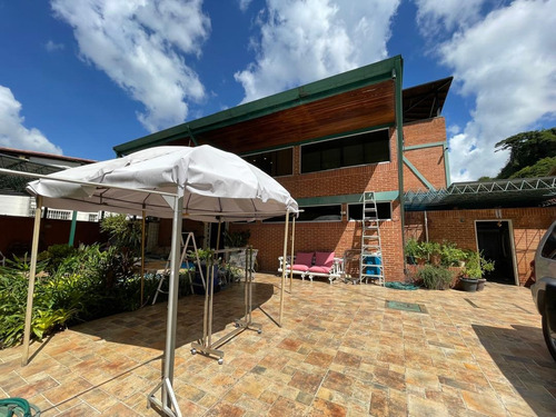 En Venta Casa Urbanización Colinas De Santa Mónica, Con Piscina Y Calle Cerrada.