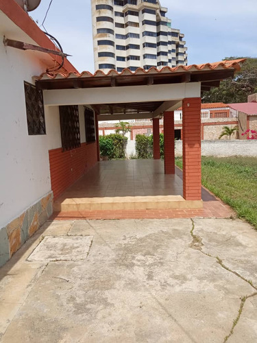 Casa Con Terreno Playa Grande