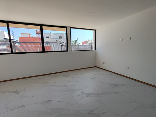 Departamento En Venta De 2 Recámaras En Zona Uvm.