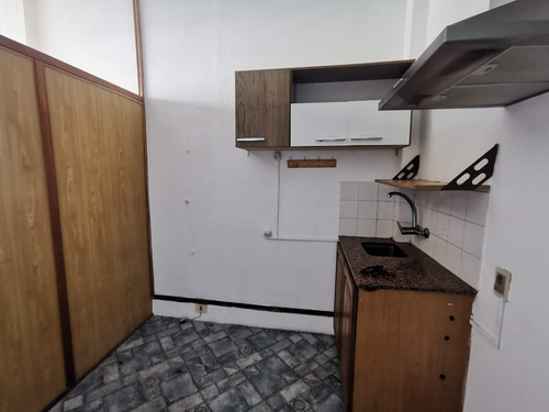 Monoambiente Sobre 18 De Julio Con Vista Despejada. Ideal Consultorio