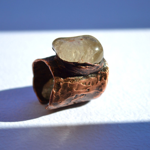 Imagen 6 de 7 de Anillo Texturado Con Piedra Natural Cuarzo Cristal Y Cobre
