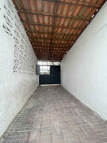 Alquiler De Hermosa Casa, Totalmente Reciclada, Piedras Blancas, 2 Dormitorios, Cochera, Baño, 2 Patios, Sin Gastos Comunes, Muy Segura!!