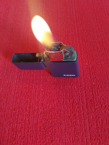 Imagen 3 de 4 de Encendedor Zippo Slim Azul Mate Con Logo De La Marca