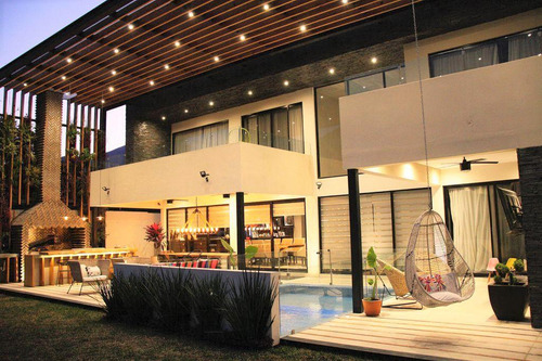 Residencia De Lujo En Venta En La Herradura Club De Golf, En Calle Privada, Con Alberca, 4ta Recámara En Pb, Sin Vecino Atrás, Colinda Con El Green, Equipada Con Acabados De Lujo!!