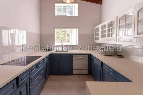 LG Vendo Hermosa Casa En La Urb. La Lagunita (2 Casas En 1 )