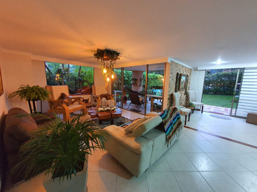 Imagen 1 de 14 de Casa Envigado Exclusivo Sector Benedictinos: Amplios Espacios Y Jardin