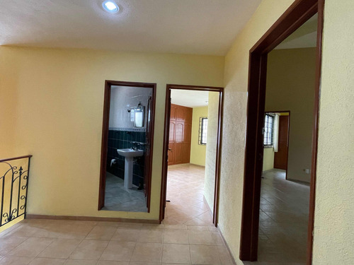 Casa De Dos Niveles En Venta En El Fracc. Virginia En Boca Del Río, Veracruzubicada En Uno De Los Fraccionamientos De Mayor Plusvalía En El Puerto De Veracruz, A 50m De La Ave. Juan Pablo Ii