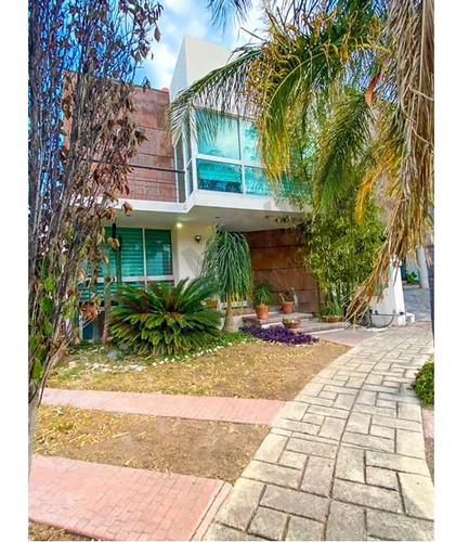 ¡encantadora Casa En Venta Con Amplio Jardín Y Excelente Vista Al Lago En Lomas De Gran Ja...