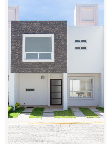 Casa De 3 Recámaras En Fraccionamiento En Venta, A 4 Minutos De Periférico Y 6 De Plaza San Diego