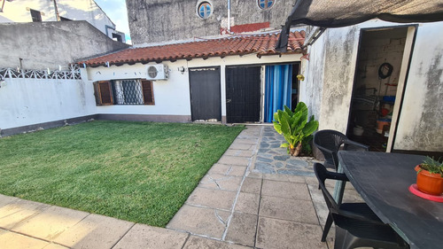 En Venta En El Palomar, En Planta Baja Hermosa Propiedad De 4 Ambientes Con 2 Baños, Living Comedor; Cocina Comedor; Tres Dormitorios Garage Y Fondo. F: 8498