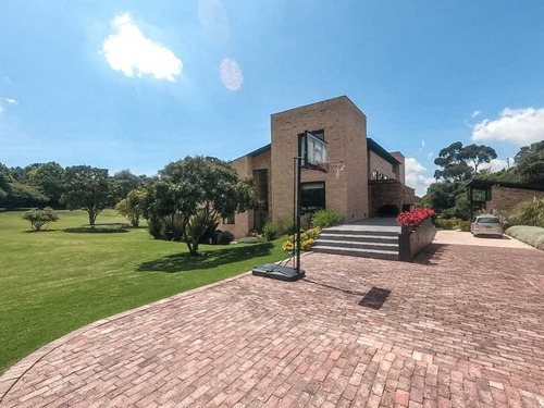 Hermosa Casa En Chia Sindamanoy, Moderna Con Diseño Único 