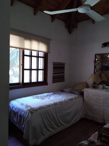 Casa 6 Amb. En Barrio El Cortijo, Malvinas Arg.