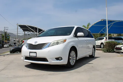 Toyota Sienna Minivan 2013