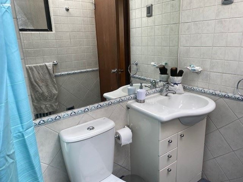 Casa En Venta De 4 Dormitorios En La Reina