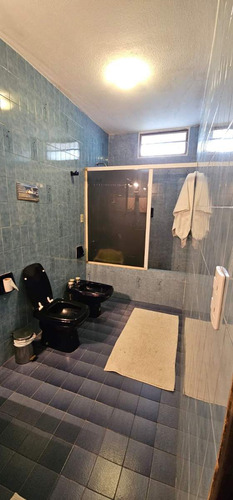 Excelente Oportunidad De Tres Dormitorios Con Dos Baños, Patio Verde.