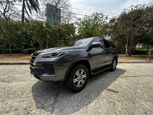 Toyota Fortuner 2.4 Sr