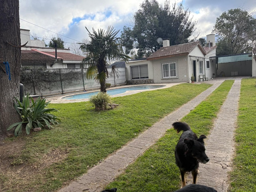 Venta Casa Con Parque Pileta, Parque Leloir, Ituzaingo.