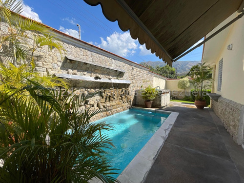 Hermosa Casa Quinta En Venta En El Piñal El Limon Conjunto Cerrado Con Piscina Area Parrilla Clima De Montaña Amplios Espacios Dos Cocinas Modernas Estef 24-14961