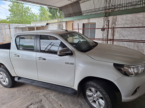 Toyota Hilux DOBLE CABINA SRV 4X2