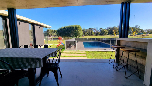 Imagen 17 de 29 de Casa Cuatro Ambientes Con Piscina Climatizada