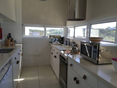 Casa En Venta De 3 Dormitorios En Punta Piedras (ref: Bpv-5668)