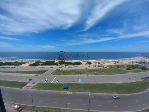 Imagen 2 de 13 de Oportunidad En Venta En Primera Linea Al Mar. Reciclado. Un Dormitorio Y Medio. - Punta Del Este Brava