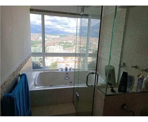 En Venta Espectular Penthouse En Colinas De La California Por $299.000