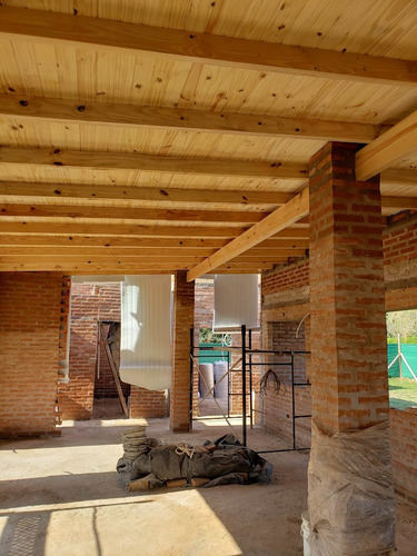 Cómoda Casa Estilo Campo, De Tres Dormitorios Y Dos Baños (modelo Yalu) - A Construir En Ladrillos Y Hormigón - No Son Prefabricadas