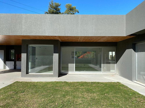 Casa De 2 Dormitorios Con Pileta Y Parrillero - San Eduardo- A Estrenar