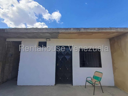 % Raiza Suarez Vende Amplio Terreno Comercial En Zona Oeste De Barquisimeto 2 5 8 5 6 1 Con Perimetro Cerco Electrico Area De Deposito Oficina Baño Con Todos Los Servicios Basicos Operativos