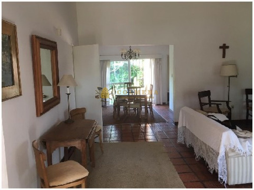 Casa En La Brava De 3 Dormitorios Con Patio Con Churrasquera. Muy Cerca Del Mar. Consulte!!!!!- Ref: 2148