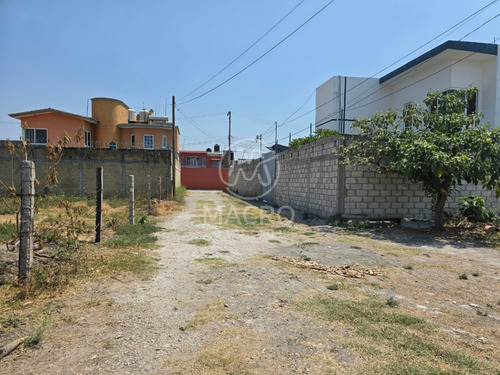 Terreno En Venta En Col. Parotas Con Conexión A Servicios.