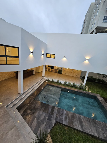 Residencia De Lujo En Venta Ubicada En La Privada Bosques De Altabrisa, Merida.